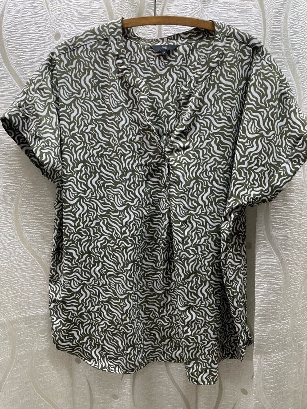 Tag Blouse Womens XL Olive Green White Zebra Print Short Sleeve V-Neck Excellent